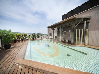 空中露天風呂で開放感あふれる湯浴みを。※夏休み期間中は、男女入替制にて1つの浴場のみの営業となります