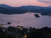 夕陽百選に選ばれるほど、いろは島からの夕景は最高です。お天気にもよりますが、ぜひ夕陽をご覧ください。