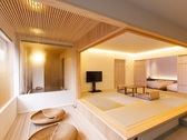 和洋室『葵』／天然檜風呂付のモダン和洋室は、木の温かみを感じられる落着いた雰囲気です。