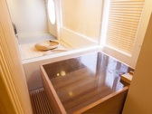 和洋室『葵』／お部屋には天然の檜風呂が完備されております。源泉100％掛流しの温泉をご堪能下さいませ