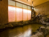 岩造りの貸切風呂『安心湯』／当館で一番大きな家族風呂。プライベートでごゆっくりとお浸かりください。