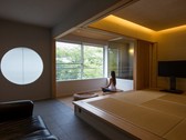 和洋室『葵』／お部屋には天然の檜風呂が完備されております。源泉100％掛流しの温泉をご堪能下さいませ