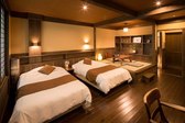 Twin room with tatami area with shower