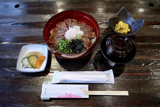 夕食　あか牛丼