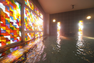ステンドグラスの光溢れる大浴場