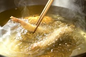 ライブキッチンで揚げたての天ぷらをお召し上がりください（写真はイメージです）