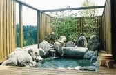[露天風呂付貸別荘  Cottage　柊] 「花水季」の専用露天風呂、横の塀は開閉式…