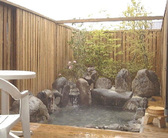 [露天風呂付貸別荘  Cottage　柊] 「花水季」の専用露天風呂、横の塀は開閉式…