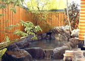 「柊」専用露天風呂、ご滞在中はいつでも源泉掛け流しの温泉を満喫できます。