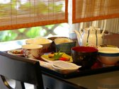 [いやしの湯　豊山荘] 朝食はダイニングで・・・和朝食を朝８時からご用意