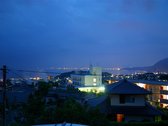 [いやしの湯　豊山荘] 別府湾や大分の夜景が窓から見える　　別府の湯けむりが温泉情緒たっぷりです　