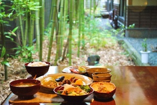 青竹を眺めながらの朝食