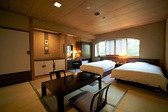 ツインルームに6畳の畳を配した和洋室　心休まるお部屋となっております　33平米