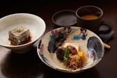 当館名物の炙りごま豆腐、すっぽんの出汁の茶碗蒸し、久住高原野菜の炊き合わせ