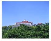 [安心院　亀の井ホテル] 盆地から見たホテル外観