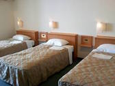 [HOTEL　AZ　宮崎高鍋店] ３ベッドルーム（喫煙）１００センチ幅のベッドが三つございます。