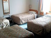 [HOTEL　AZ　宮崎高鍋店] ４ベッドルーム（喫煙）１００センチ幅のベッドが四つございます。