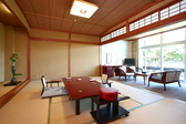 【磯客殿和室45平米】全室お庭を挟んで錦江湾に面しているお部屋です。内湯に檜風呂の温泉付き。