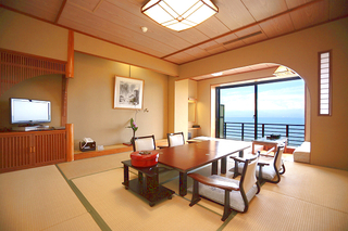 【花の棟和室36平米】全室海側。錦江湾や対岸の大隅半島を見渡せます