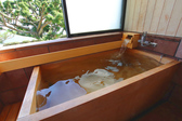 磯客殿にしかない檜のお風呂は部屋風呂内湯はかけ流し温泉になります。