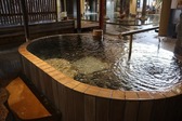 樽風呂は床に黒鉛軽石を使い、遠赤外線効果により新陳代謝を促進します。