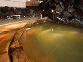 男性用大浴場。桜島の麓ならではのミネラル豊富な湯はほぼ適温湧出。新鮮な源泉そのままに浸ってください。