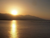 海に映る朝日が眩しい・・・。錦江湾と変わりゆく空の景色をお楽しみください。