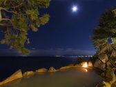 夜の露天風呂(男湯)｜お天気が良ければ、月と星、漁船の灯り、そして鹿児島市街地の光までが見れます。