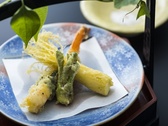 *【夕食一例】季節の野菜を使った天ぷらで四季の味わいを。　※季節によりメニューは変わります