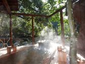 ＜貸切露天風呂・七実の湯＞香りが芳しい檜の湯船。源泉100％掛け流しの温泉です。