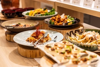 バイキング会場では定番メニューや地元ならではの一品などが食べ放題です！