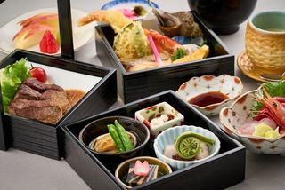 鮮やかな彩りと繊細な盛り付けが美しい「特製弁当」お部屋で気兼ねなくお楽しみください