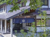 【外観】ようこそ「四季彩の宿 ふる里」へ。温泉・お料理とも、季節ごとにお楽しみいただるのが魅力です