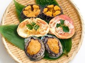 【ご夕食一例】グレードアップ会席…蟹・鮑・うにの3種海鮮焼き ※イメージ