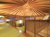 【館内】3階大浴場へ向かう道はロビーから吹き抜けの解放感のある廊下となっております。