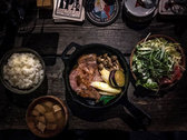 ★Cafe Q ★肉料理やクラフトビールが楽しめる山小屋風隠れ家カフェ・ダイニングバー
