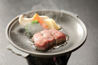群馬県育ちの“上州牛陶板ステーキ”