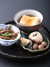 季節の前菜　山菜、木の実など旬の素材を少しづつ　お代わりしたくなる白胡麻豆腐