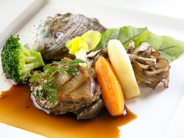 GW期間限定特典付プラン！客室冷蔵庫お一人様1ドリンクサービス<br>【料理長おすすめ特選会席◆ご夕食時は加賀産日本酒1本特典付】のどぐろ・鮑などお造り5種盛（会場食）