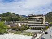 地上７階建。全77室。阿智川を望む立地です。