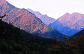 山の彼方に･･･夕暮れ間近の山脈。