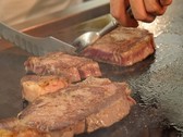 麦畑の大人気オープンキッチンでのステーキ