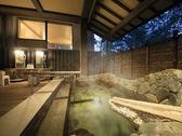 無色透明でクセのない源泉は弱アルカリ性。大浴場【つばきの湯】内湯