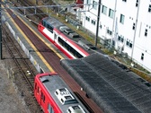 722号室から撮影した電車です。屋根の上を見ることができます。