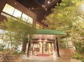 夜のエントランス。ライトアップされるといっそう美しい