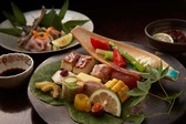 季節を盛り込んだ前菜。乾杯のドリンクと、食後には記念日用デザートをサービスいたします。