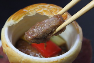 黒毛和牛赤ワイン煮パイ包み焼